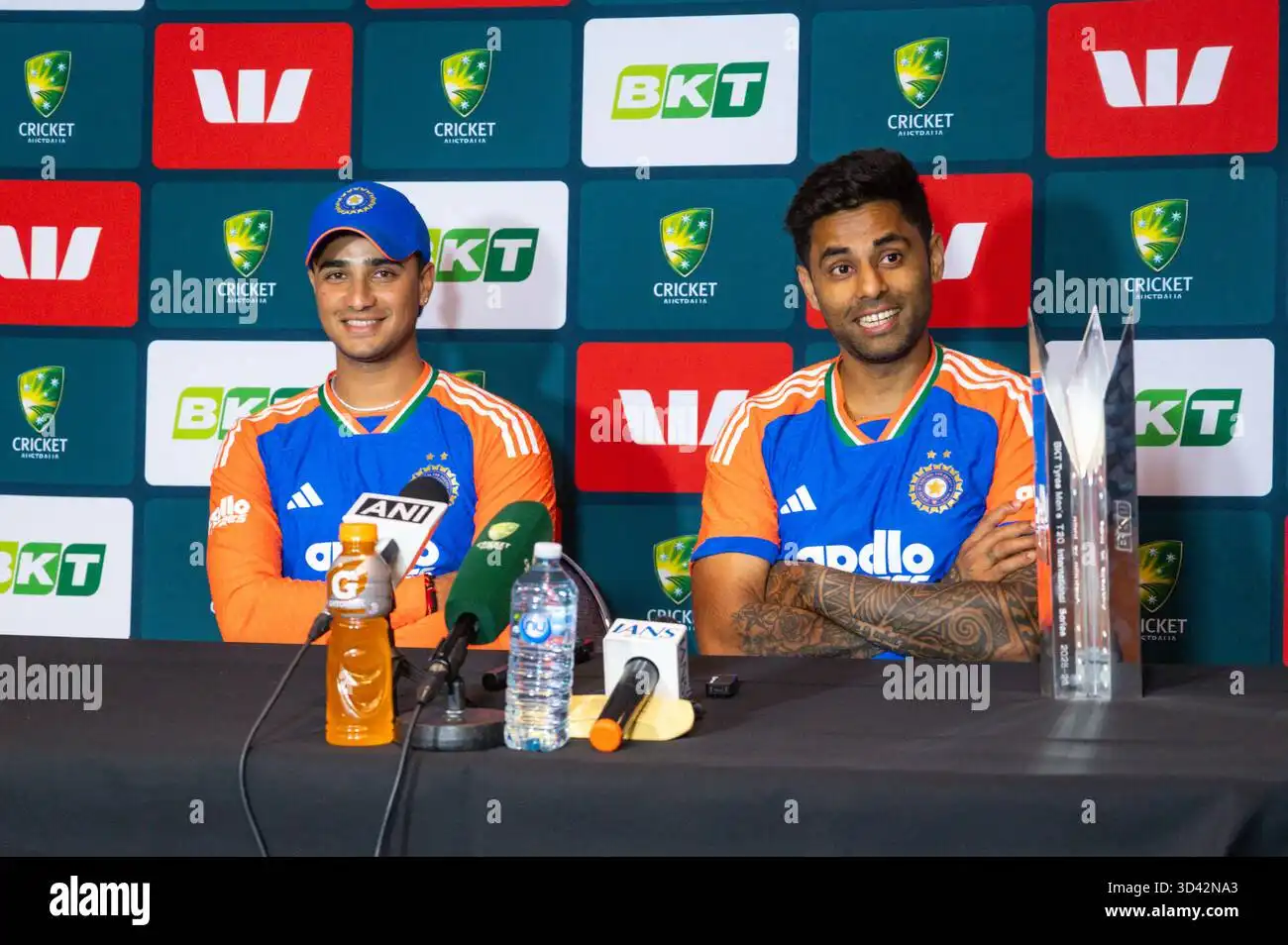 ब्रिस्बेन, ऑस्ट्रेलिया में भारत के कप्तान सूर्यकुमार यादव और अभिषेक शर्मा 5वें टी20 मुकाबले के दौरान